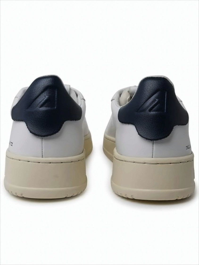 Niskie białe skórzane sneakersy z perforacjami