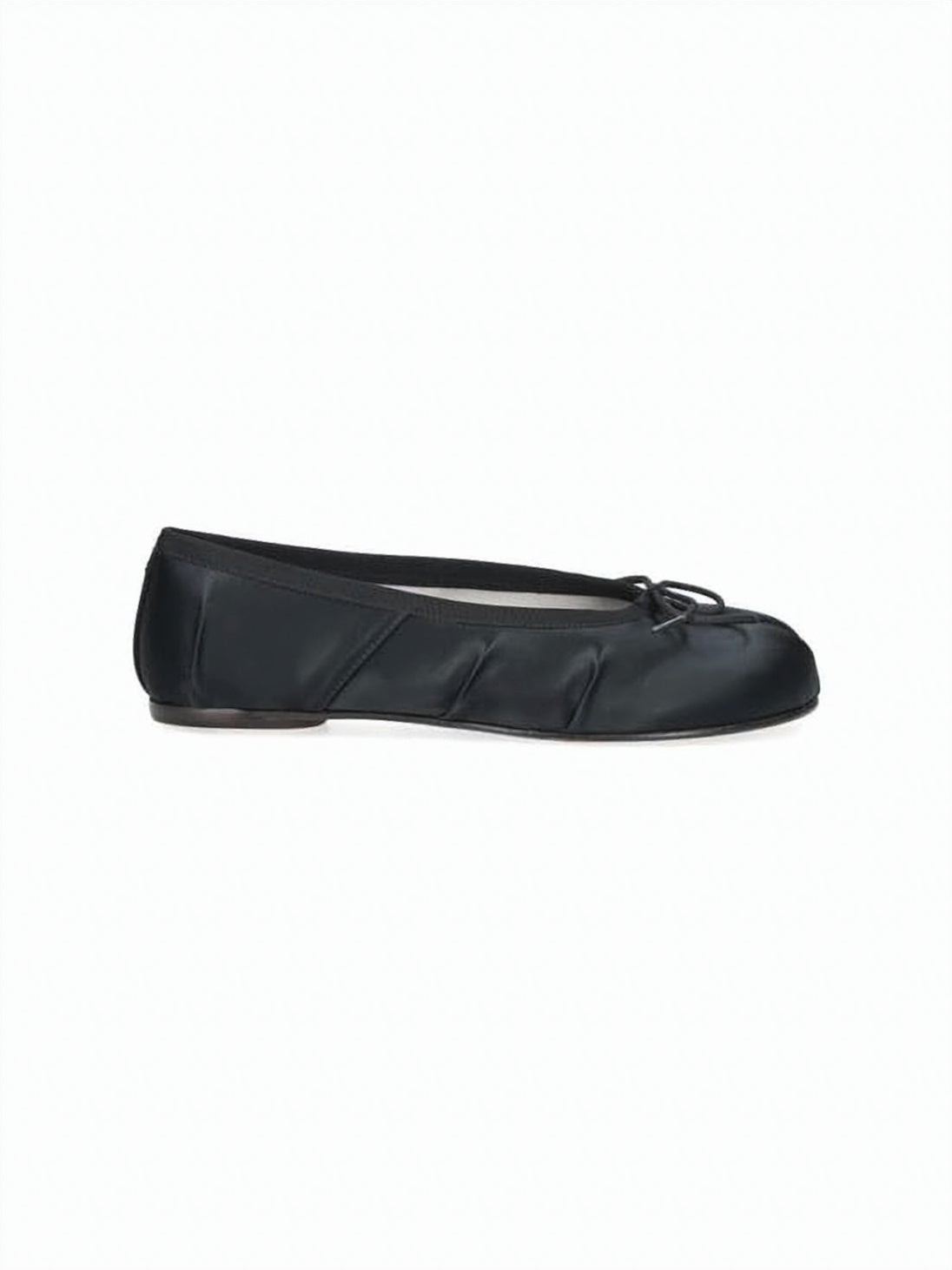Flat Shoes with Distinctive Split-Toe Design