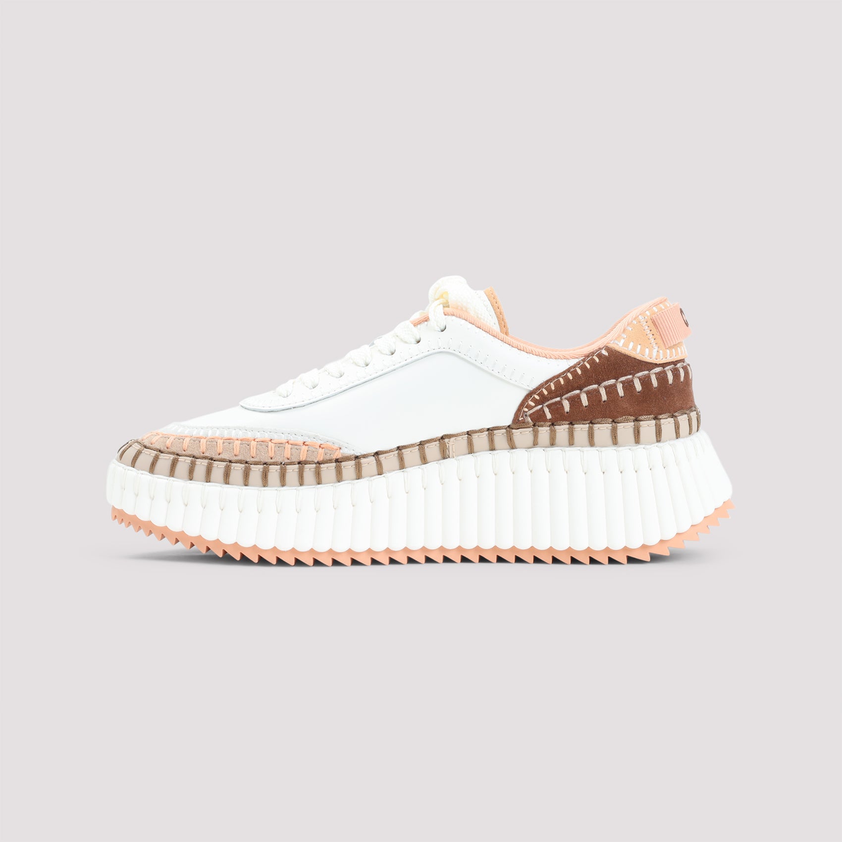 Sneakers z grubą podeszwą i prążkowaną teksturą