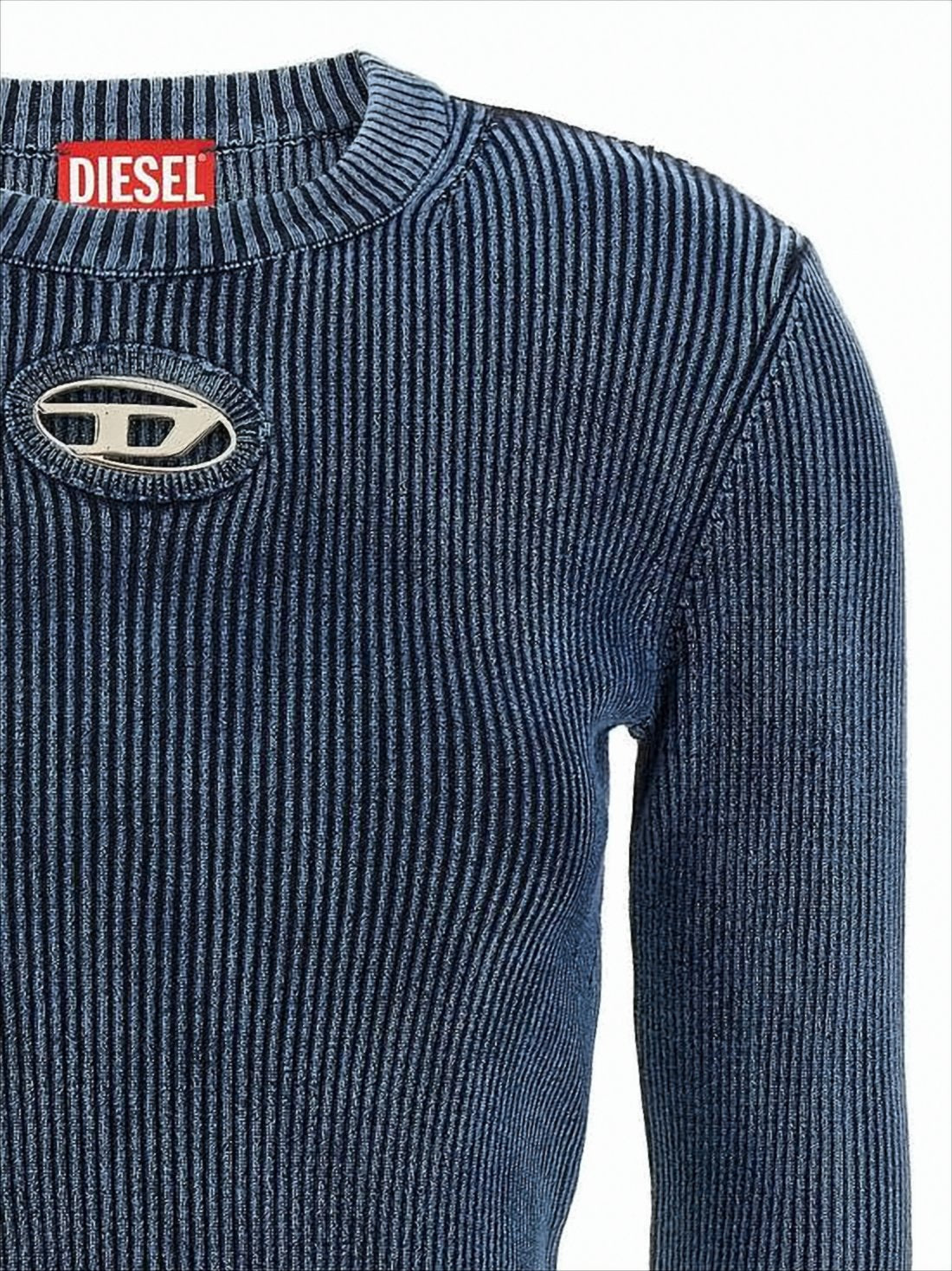 Sweter z dzianiny prążkowanej z owalnym wycięciem