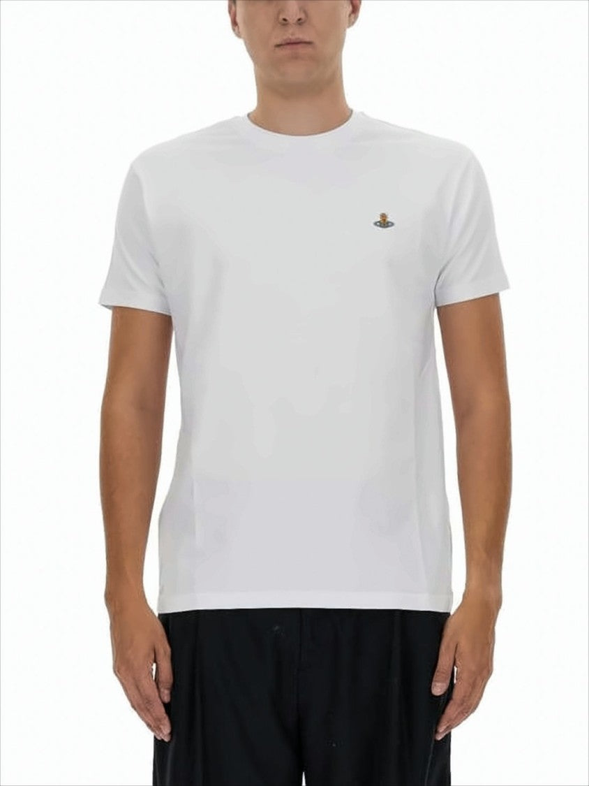 Klasyczny biały T-shirt z krótkim rękawem i haftowanym detalem