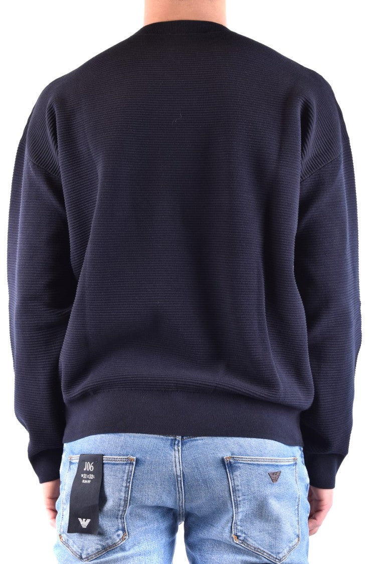 Sweter z prążkowanej dzianiny z tłoczonym logo