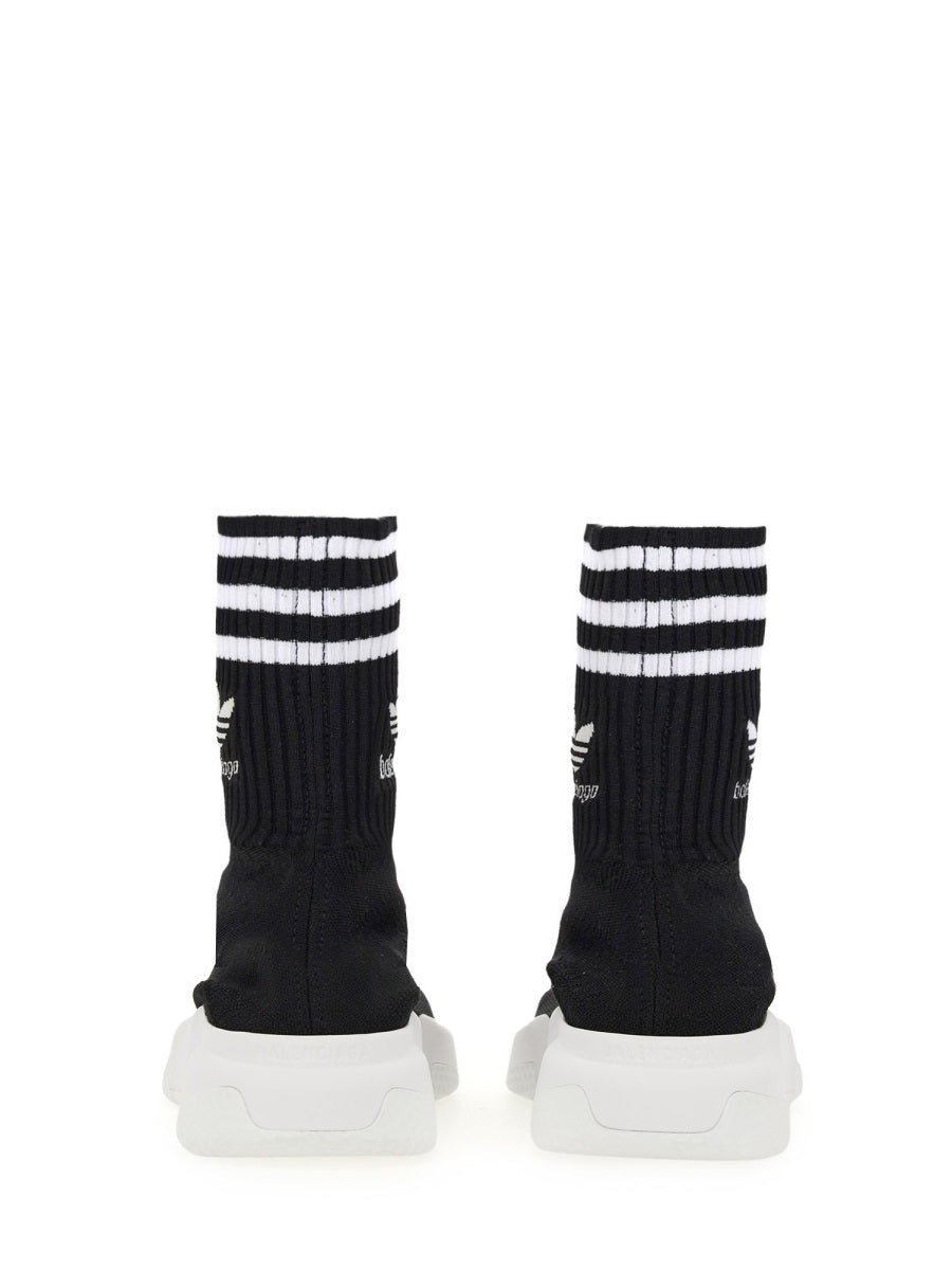 Streamlined White Sneakers with Sporty Aesthetic