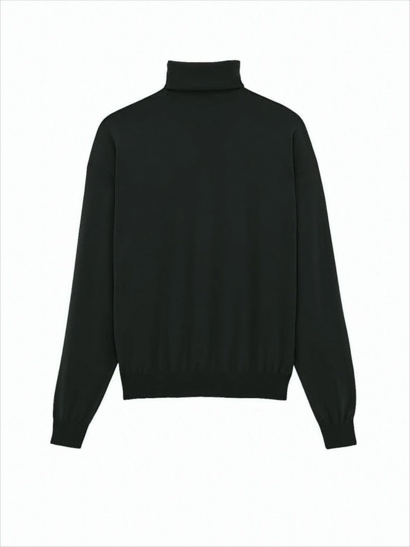 Fitted Black Turtleneck Sweater with Ribbed Hem