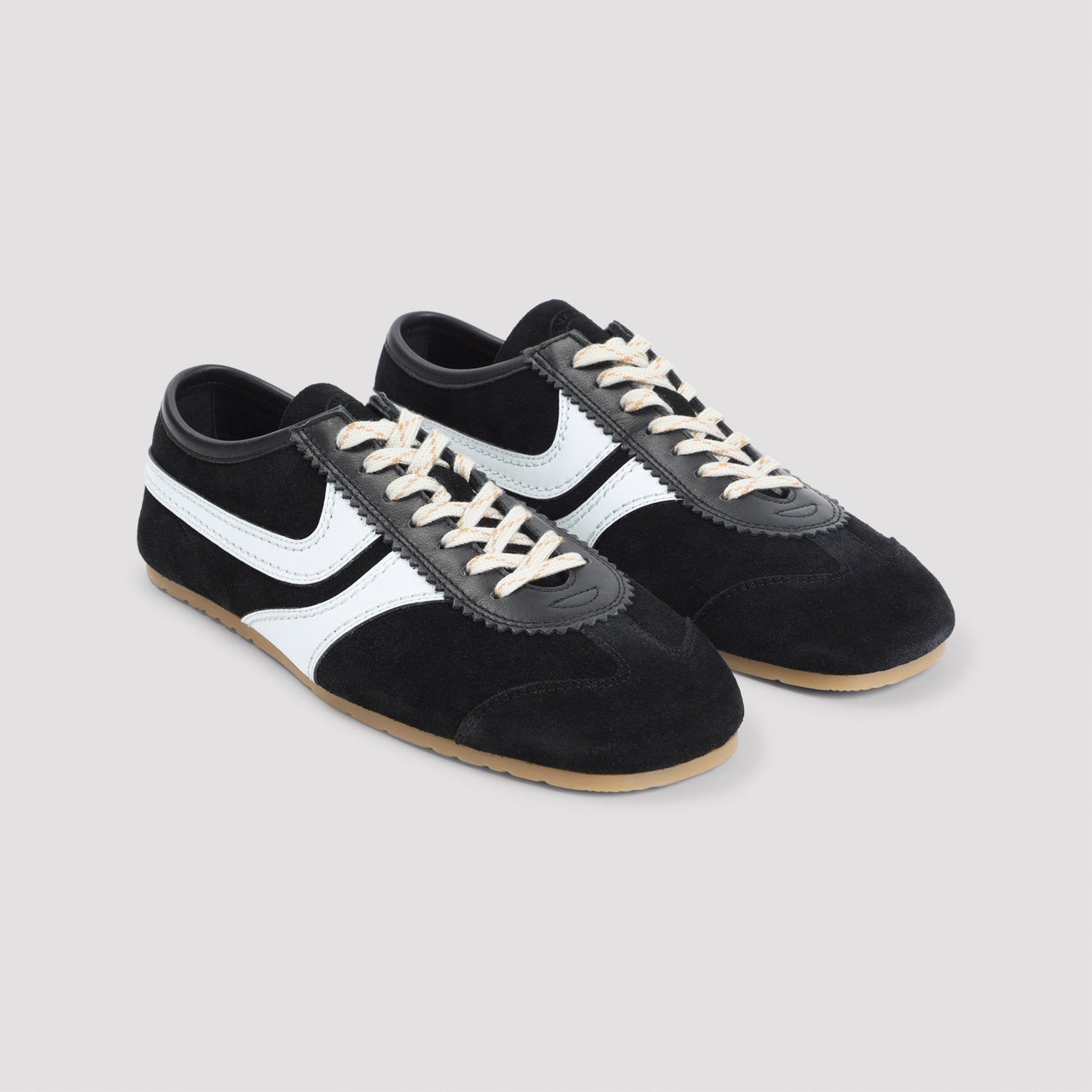 Czarne zamszowe sneakersy z białym skórzanym akcentem i zaokrąglonym noskiem