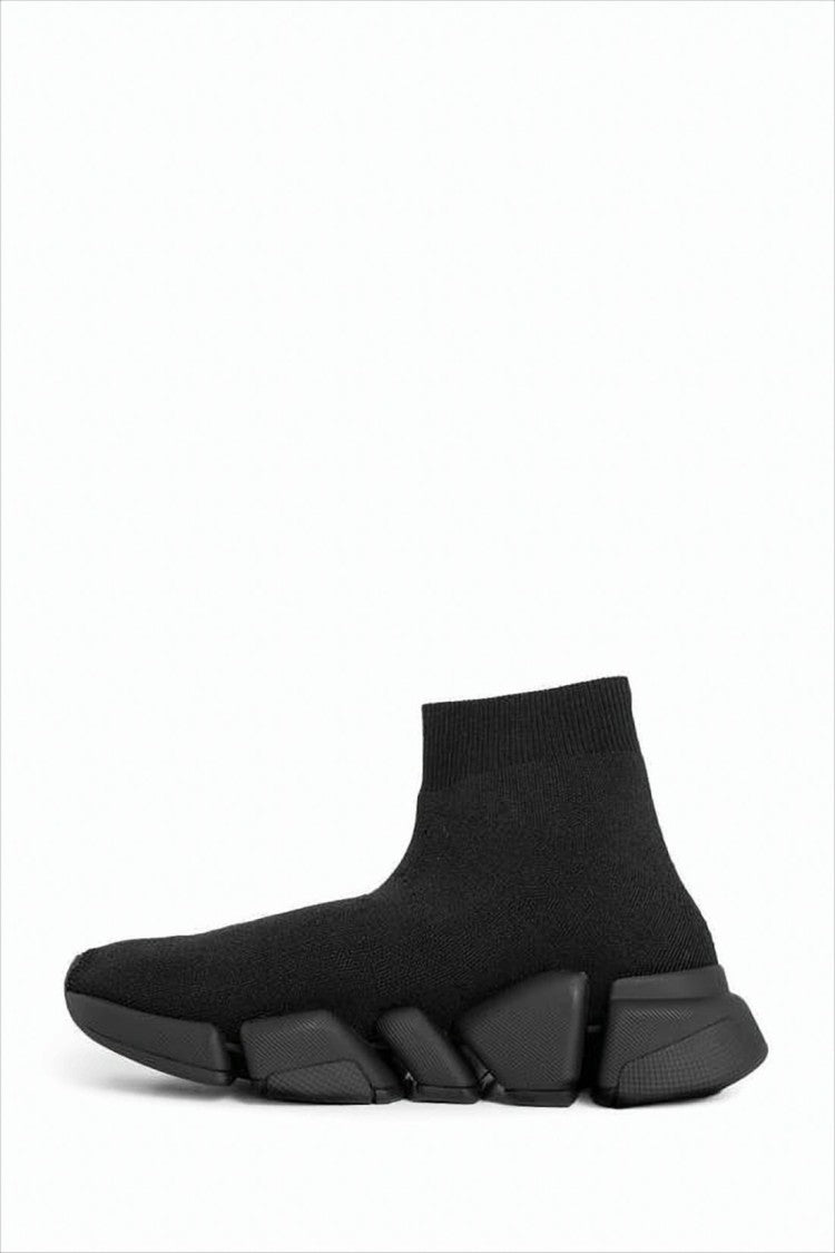 Czarne sneakersy w stylu skarpetkowym z grubą podeszwą i nowoczesnym designem