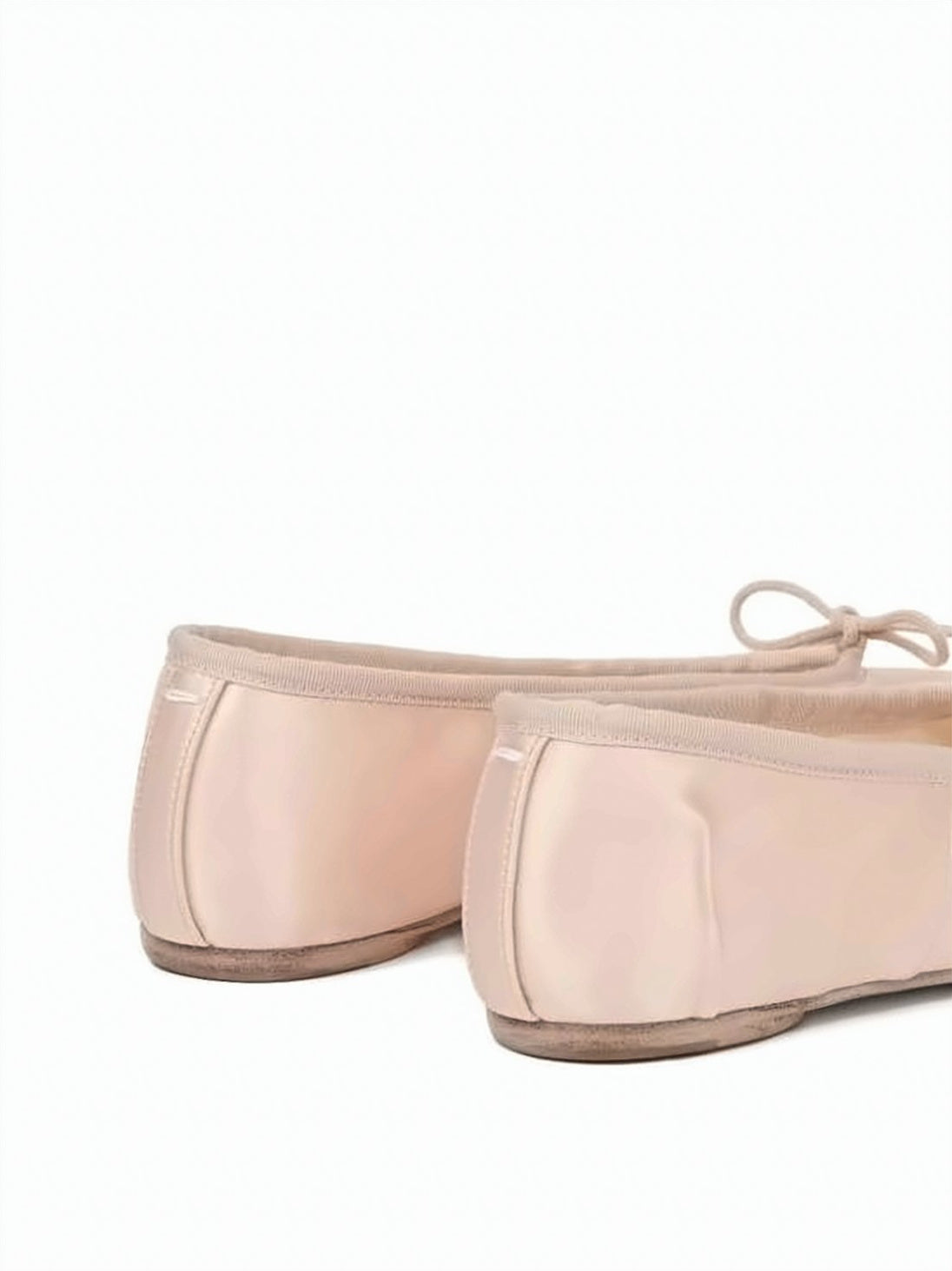 Flat Shoes with Distinctive Split-Toe Design