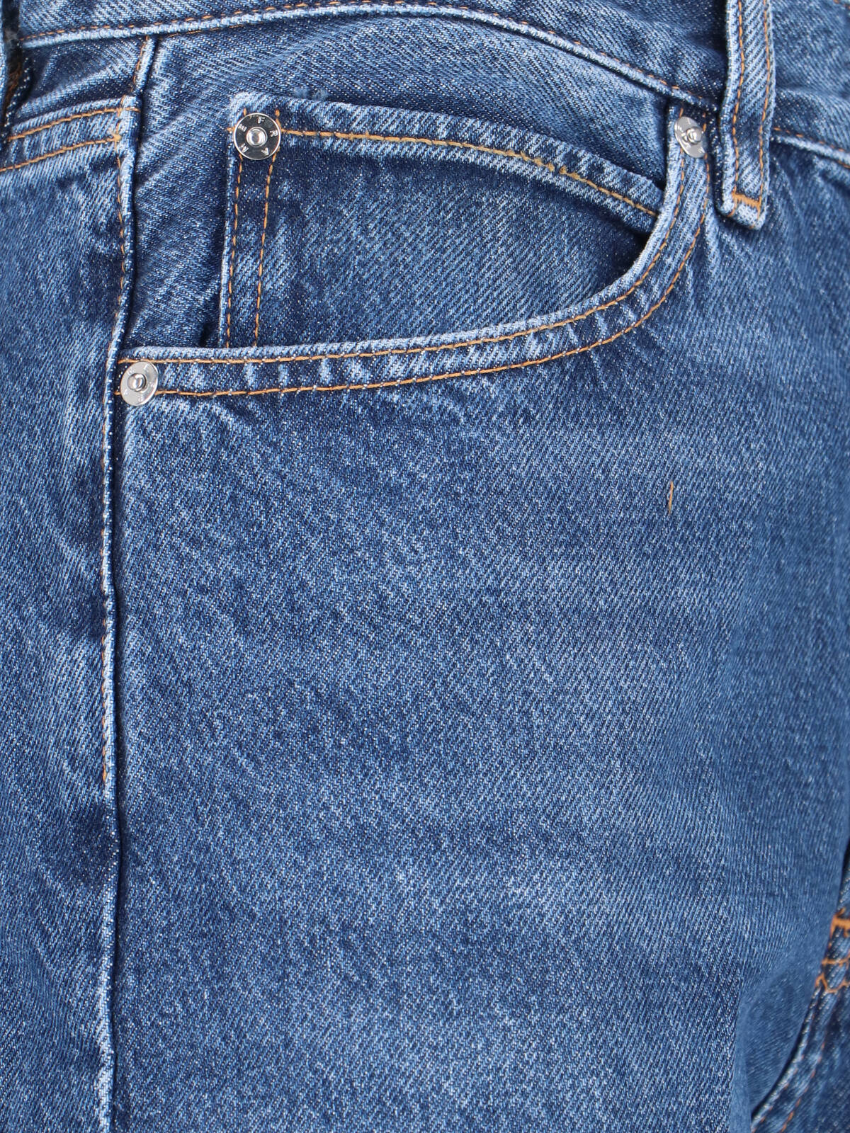 Straight-Leg Jeans with Mid-Rise Waist and Timeless Silhouette