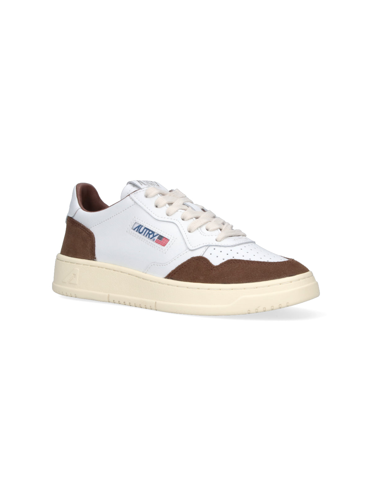 Low-Top White Sneakers With Clean Design And Versatile Appeal