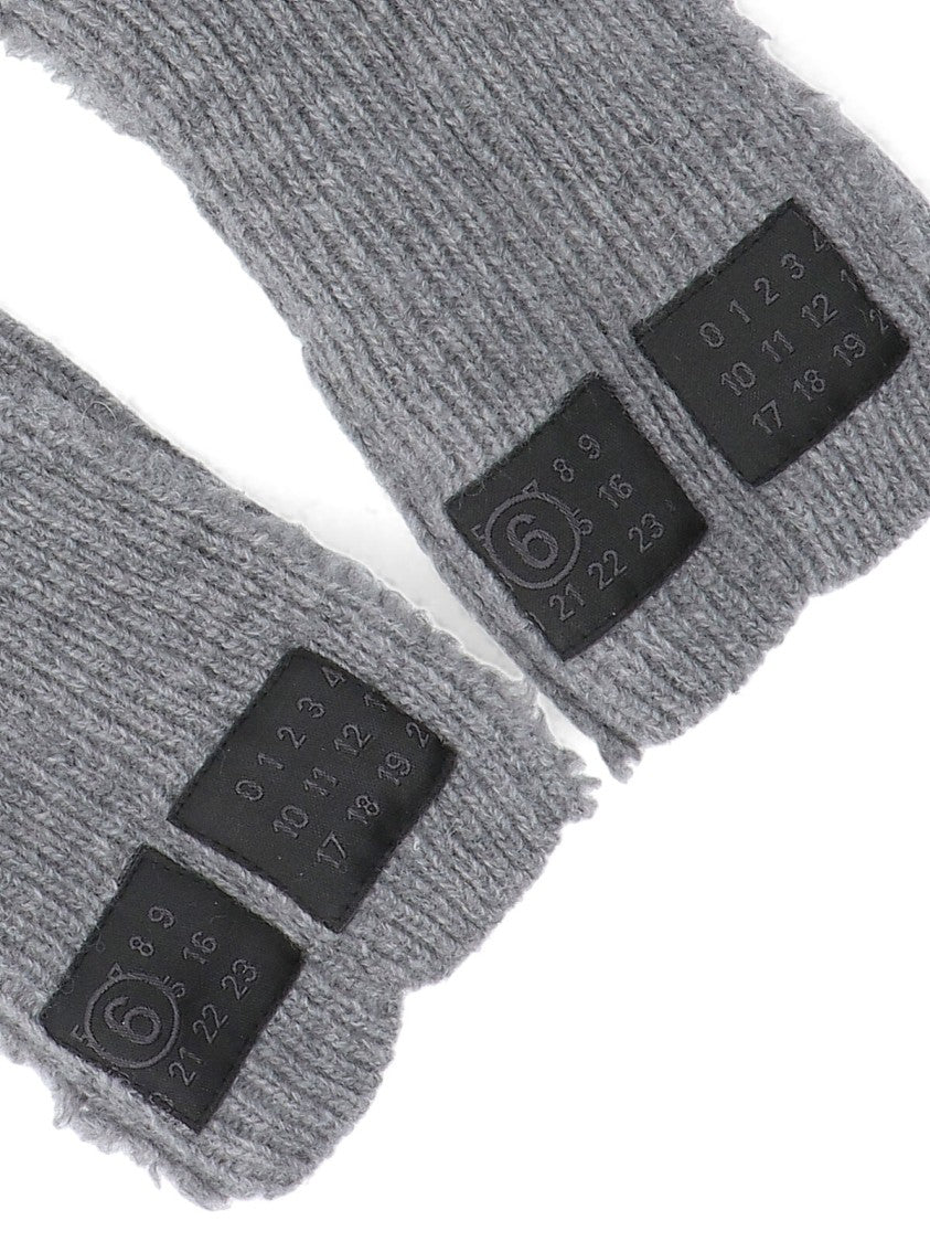 Sleek Minimalist Grey Gloves With Fitted Silhouette