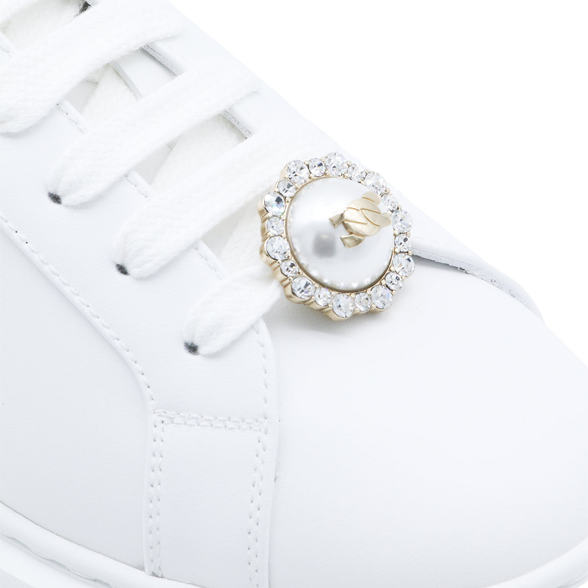 Minimalistyczne białe sneakersy z gładką cholewką