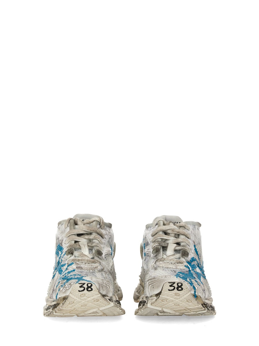 Contemporary Runner Sneakers with Streamlined Silhouette