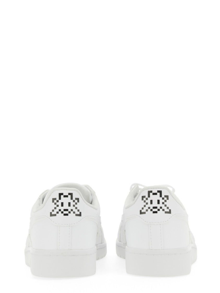 Minimalist Low-Top Sneakers With Pixelated Graphic