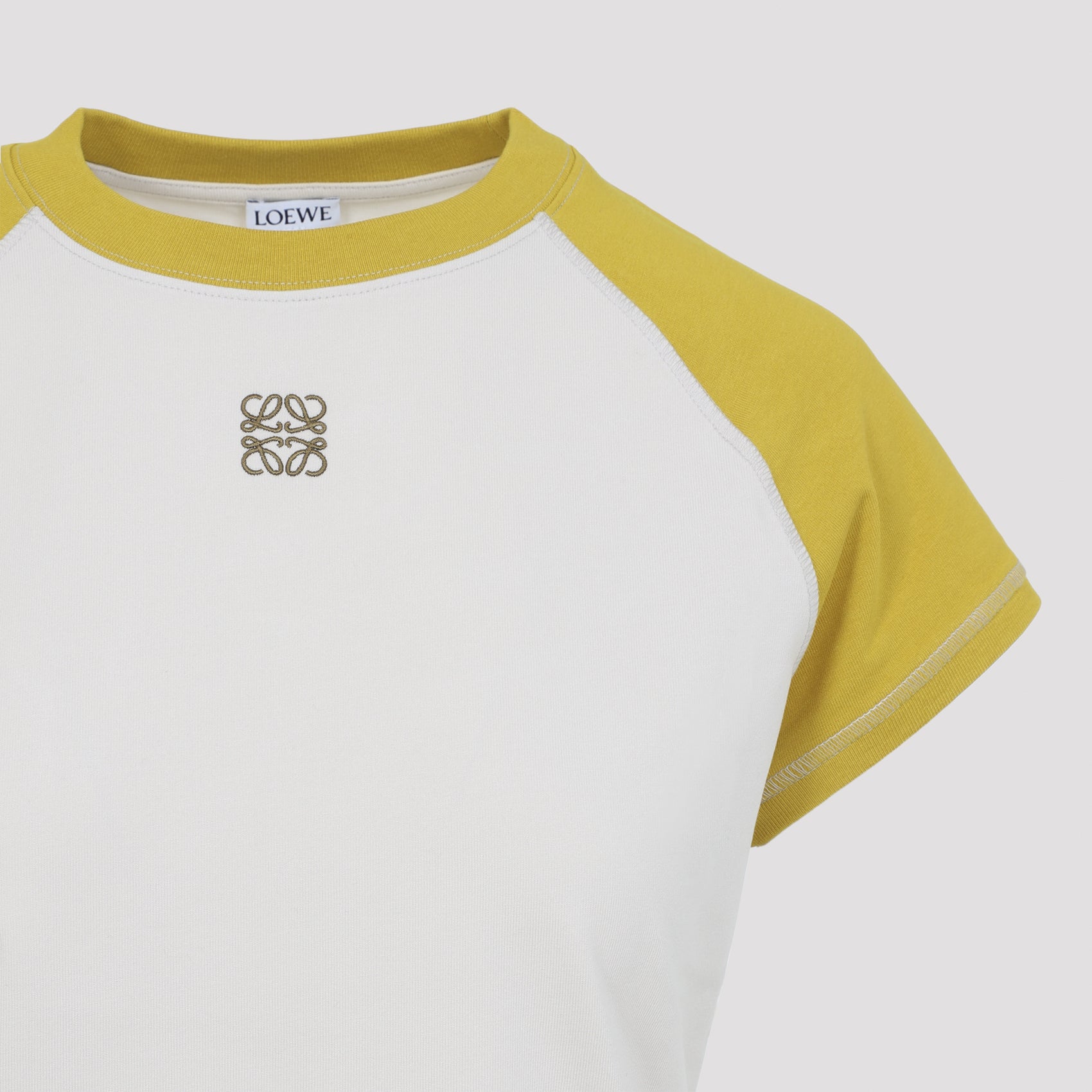 Dopasowany T-shirt w kolorze złamanej bieli z kontrastującymi musztardowymi akcentami