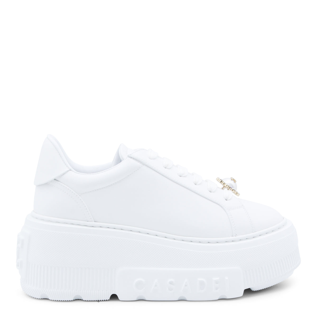 Minimalistyczne białe sneakersy z gładką cholewką