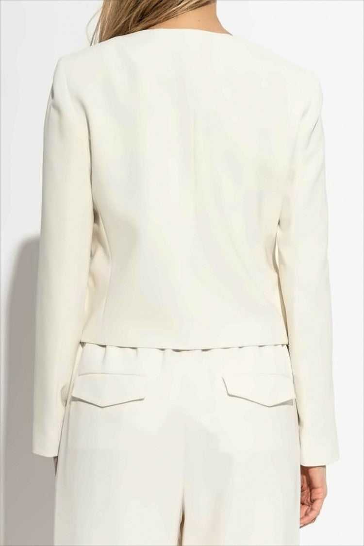 Minimalistyczna kurtka crop z ukrytym zapięciem
