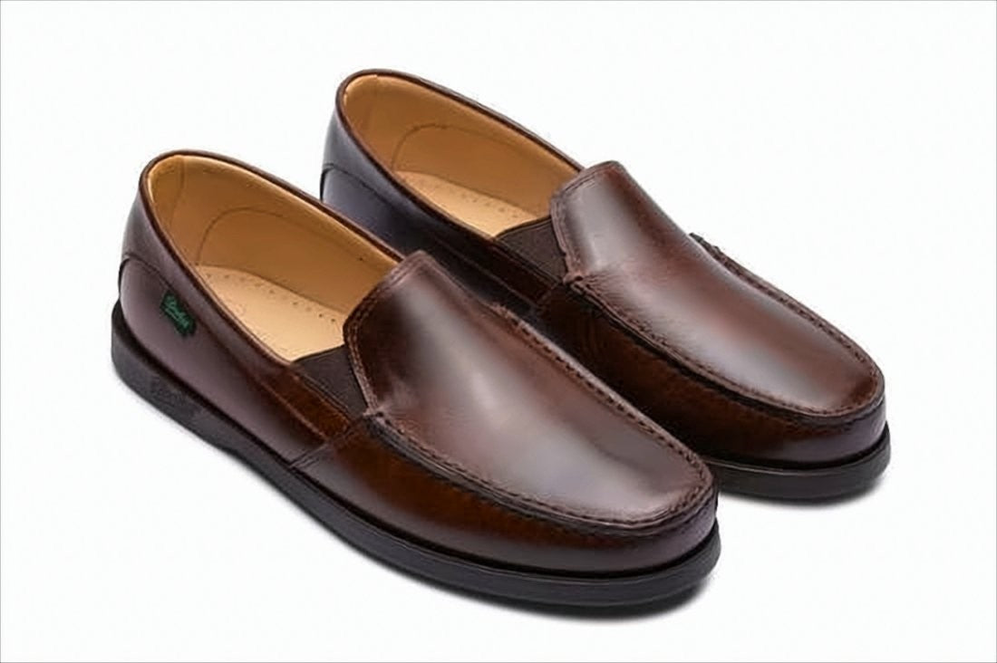 Classic Polished Leather Loafers with Detailed Stitching