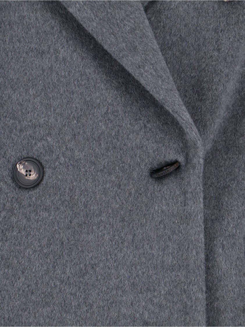 Tailored Grey Coat With Timeless Design