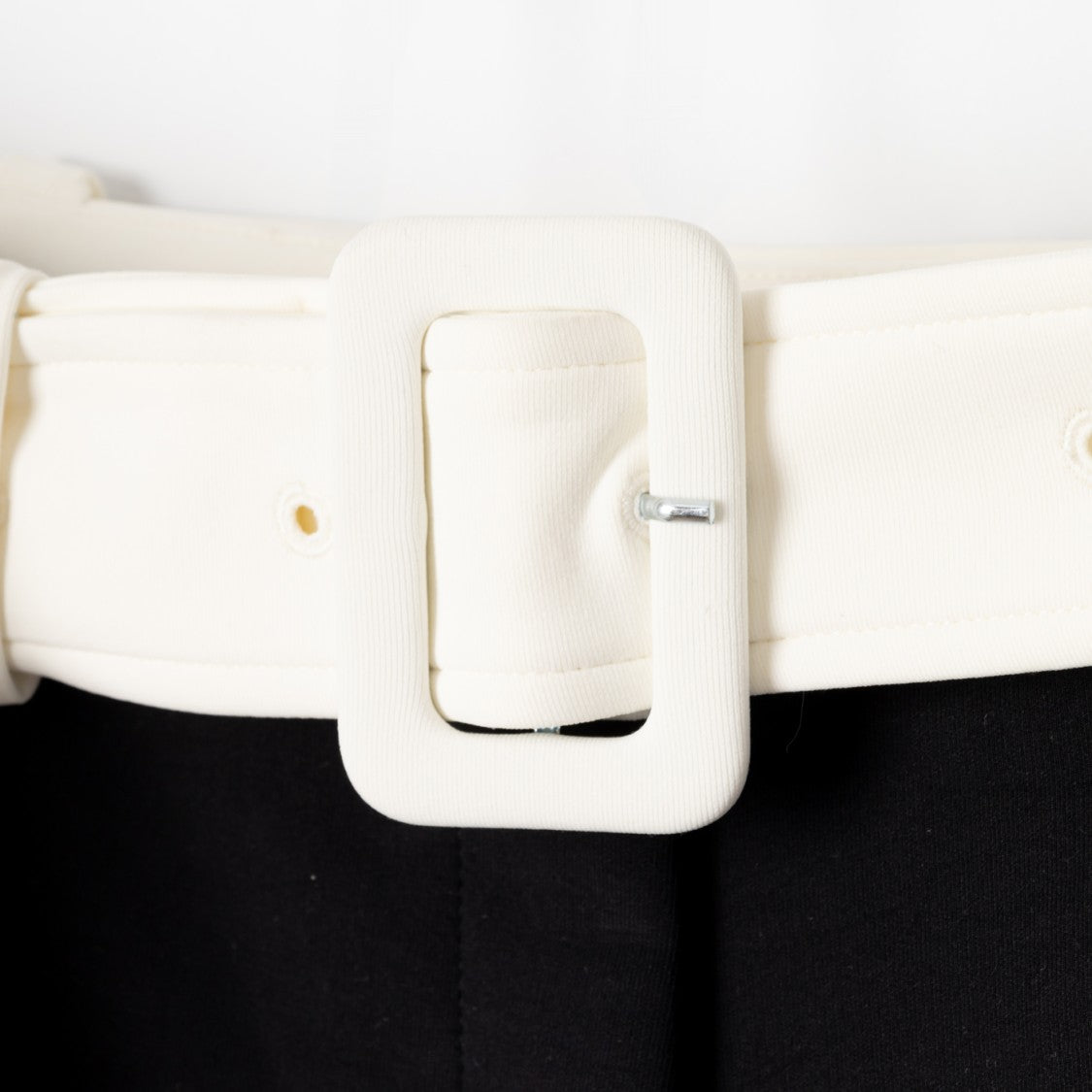 Fitted Black Flared Pants With Contrasting Belt