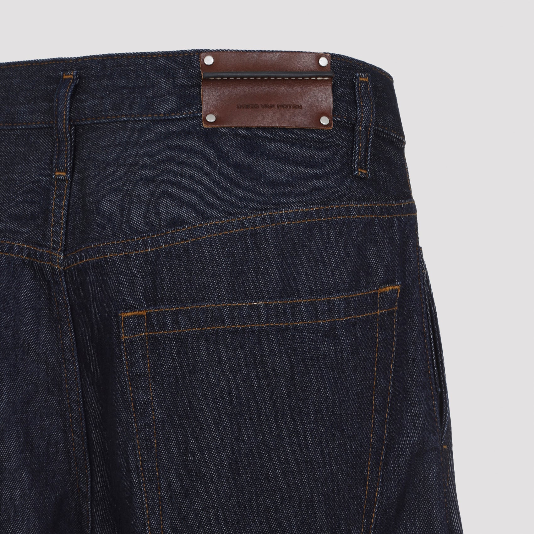 Wide-Leg High-Waist Black Jeans with Classic Five-Pocket Design