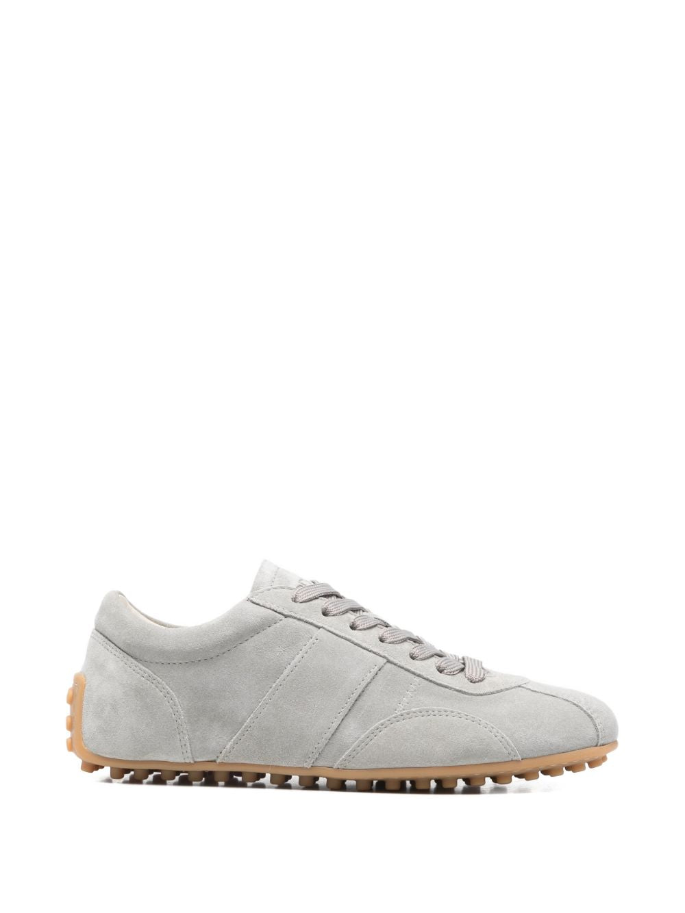 Niskoprofilowe sneakersy z zamszu z teksturowaną gumową podeszwą