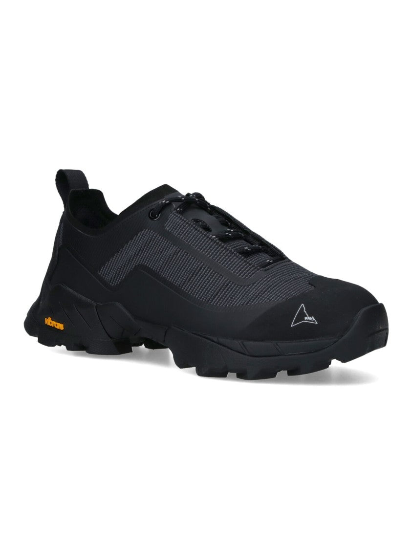 Minimalist Black Sneakers With Low-Top Silhouette