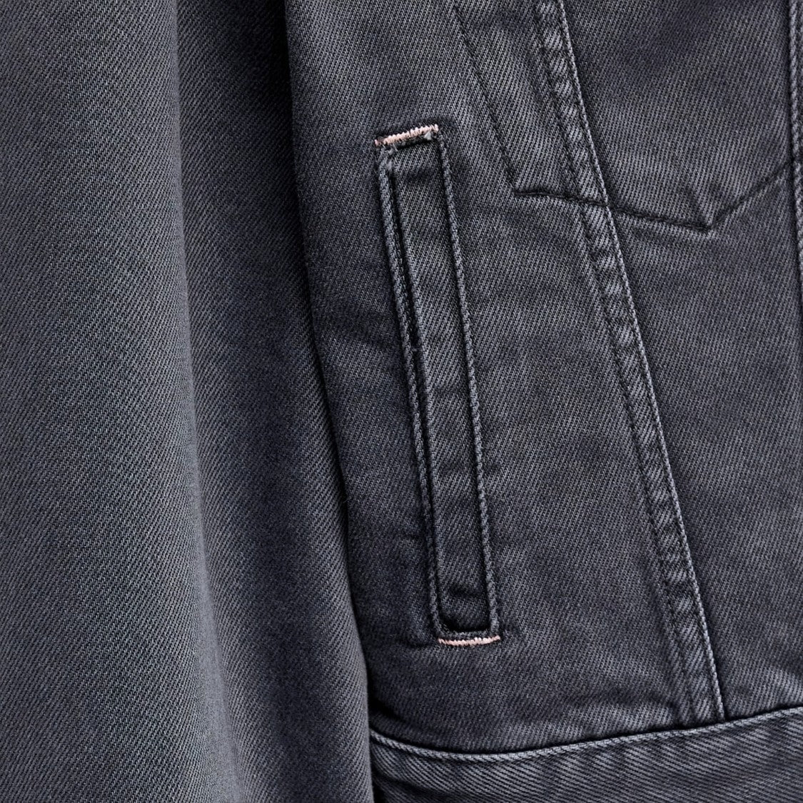 Loose-Fit Black Denim Trucker Jacket With Classic Collar And Button Closure