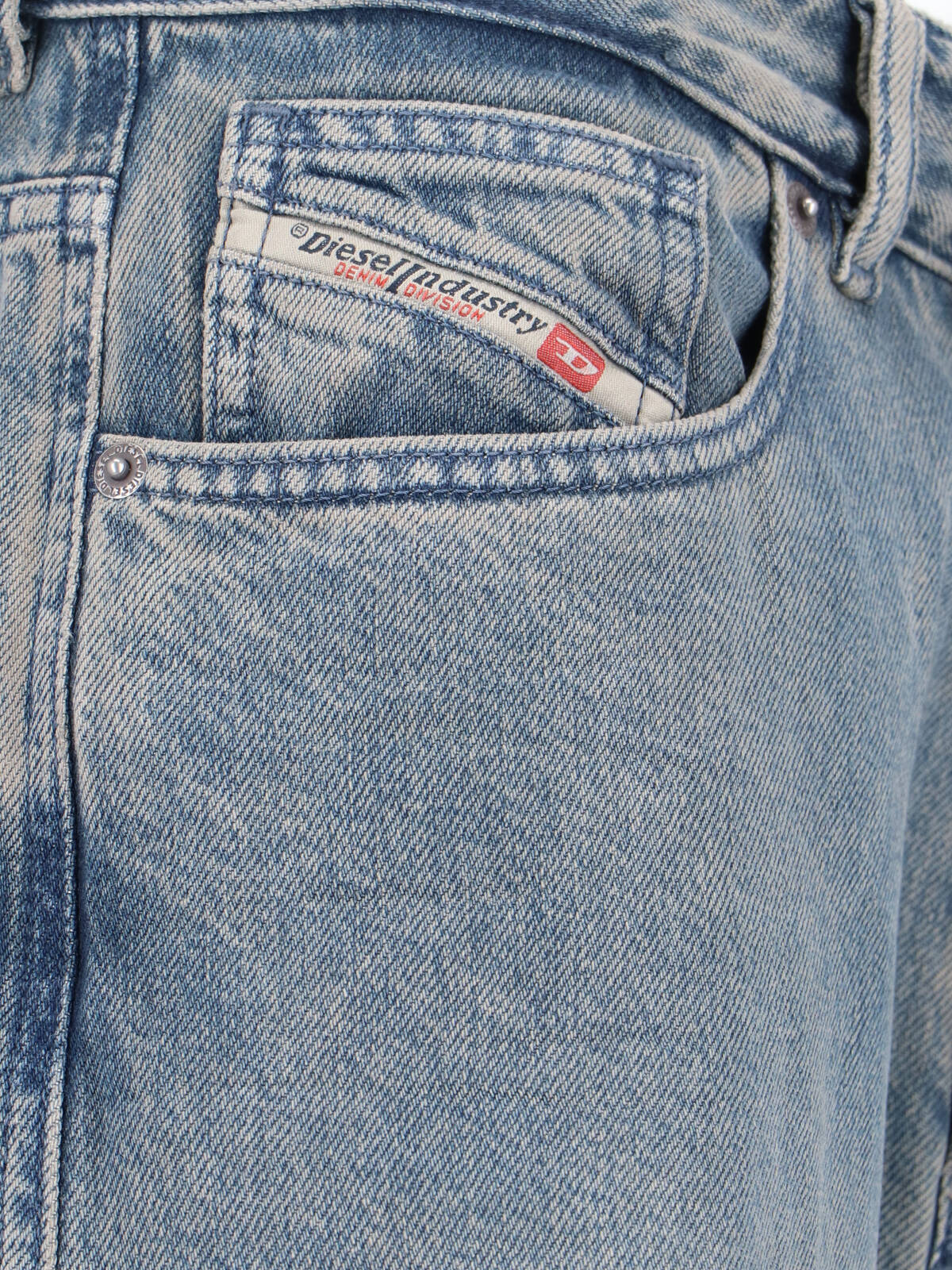 Wide-Leg Jeans With Vintage-Inspired Wash And Classic Five-Pocket Design