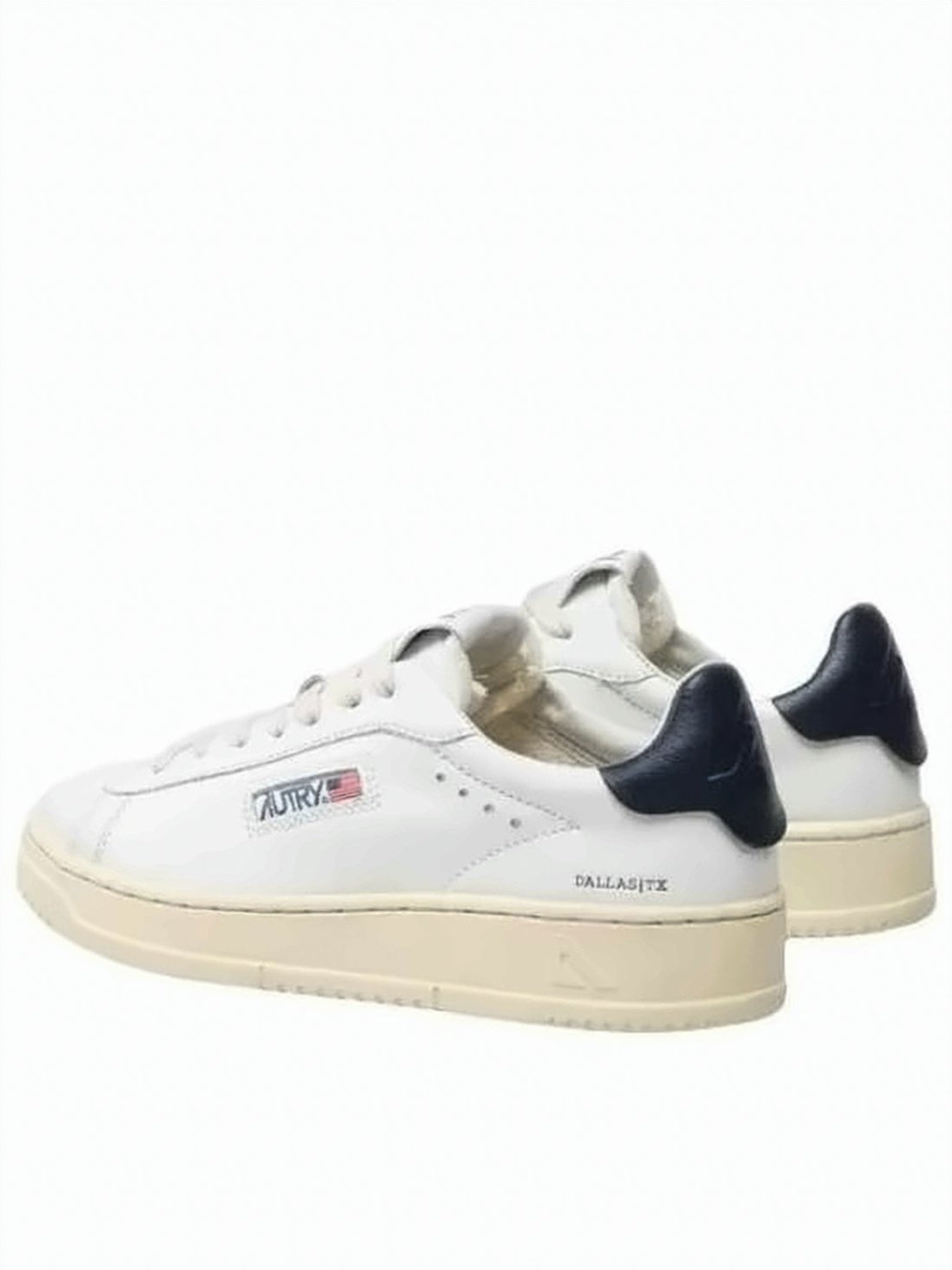 Low-Top Sneakers with Minimalist Design and Vintage Accents