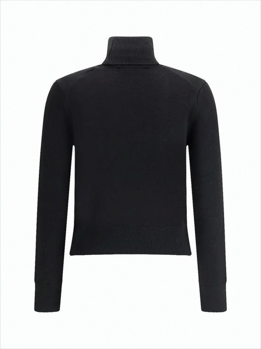 Cropped Turtleneck Sweater with Fitted Silhouette