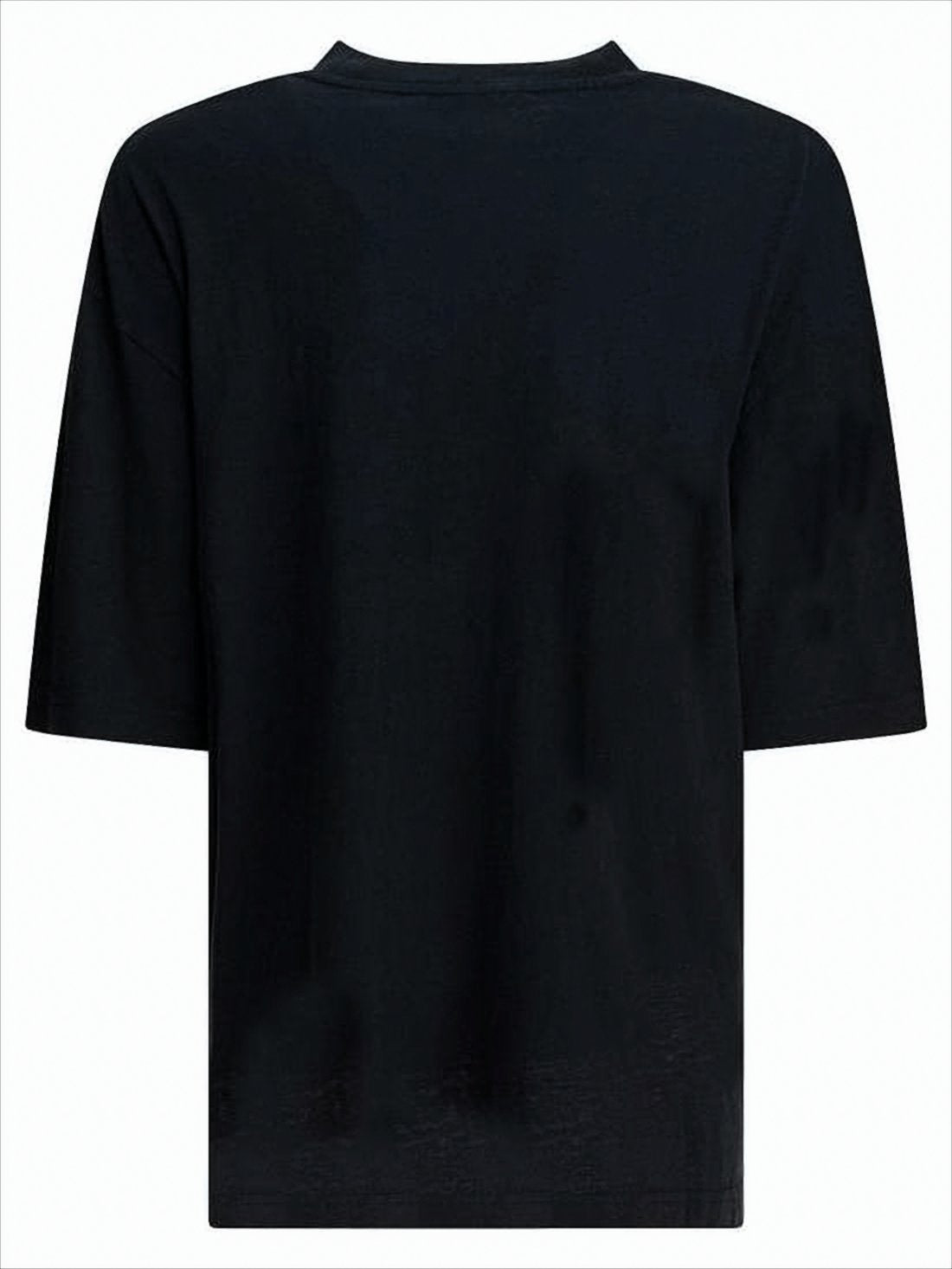 Czarny T-shirt w stylu vintage z charakterystyczną naszywką