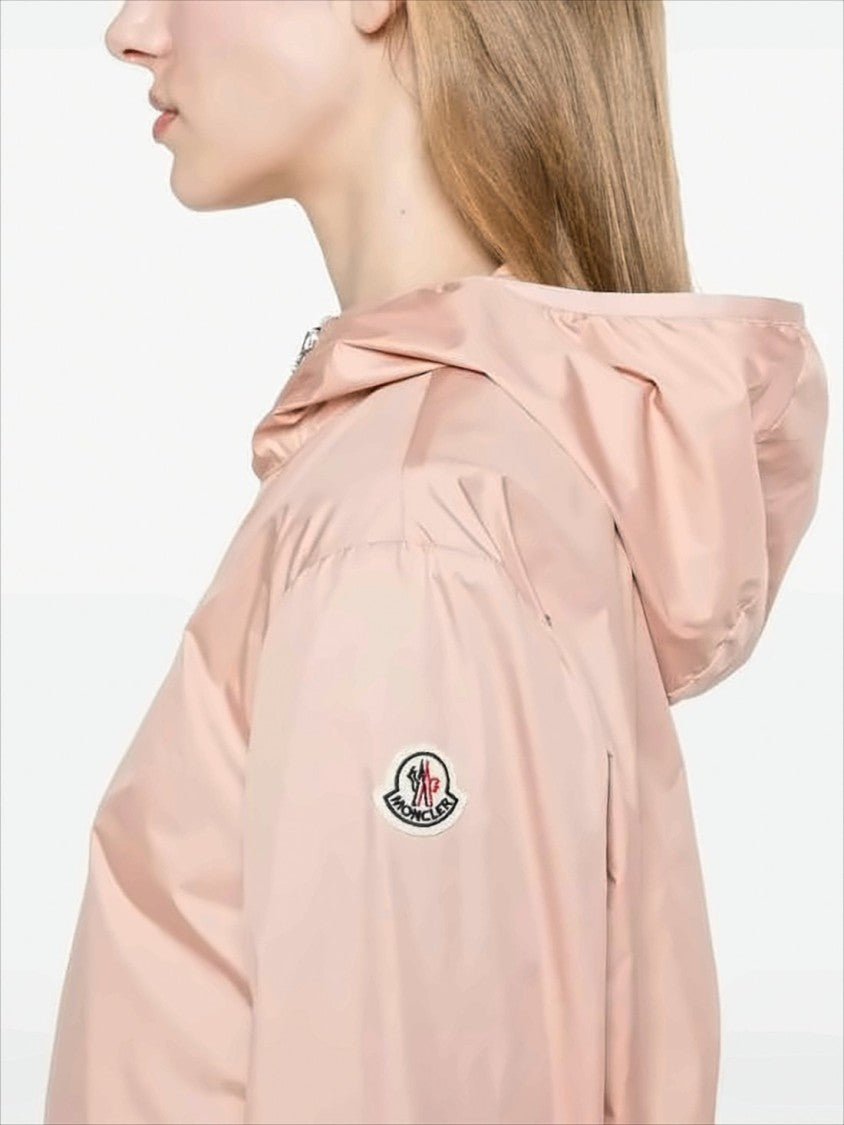 Lekka kurtka Moncler w pastelowym różu, zapinana z przodu na zamek błyskawiczny