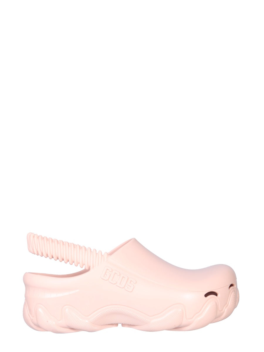 Slip-On Shoes With Ribbed Back Strap