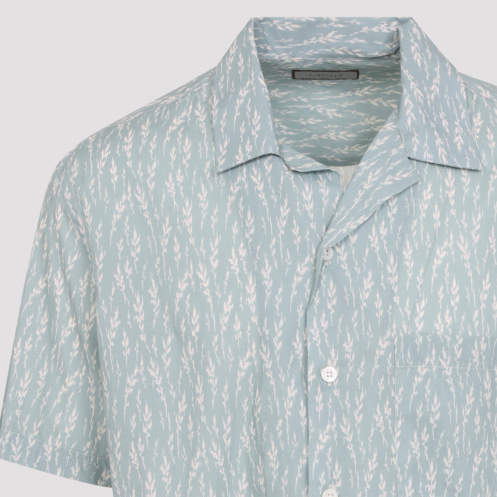 Short-Sleeve Abstract Pattern Shirt in Soft Green