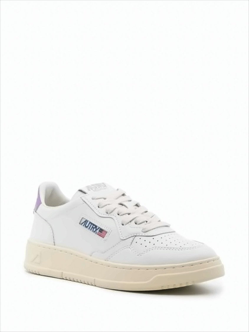 Low-Top Sneakers with Smooth Leather Upper and Vintage Appeal