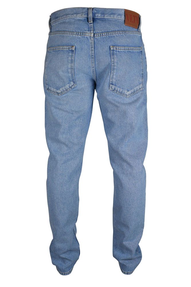 Niebieskie dżinsy o fasonie slim fit z naszywką z logo ze skóry