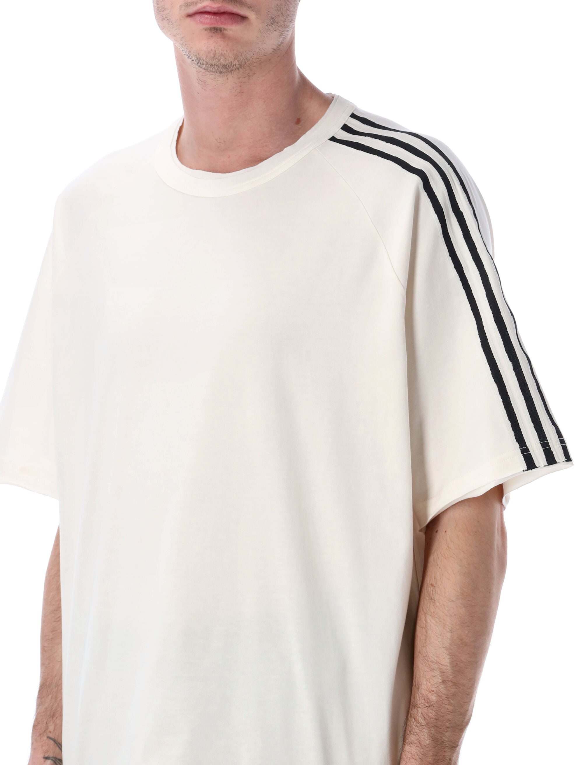 Biały T-shirt z surowo wykończonymi brzegami i trzema paskami – znakiem firmowym