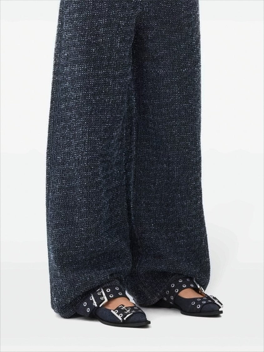 Buty płaskie z czubkiem i sprzączkami w kolorze srebrnym