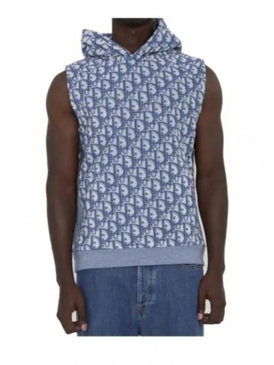 Sleeveless Hooded Top with Logo Pattern