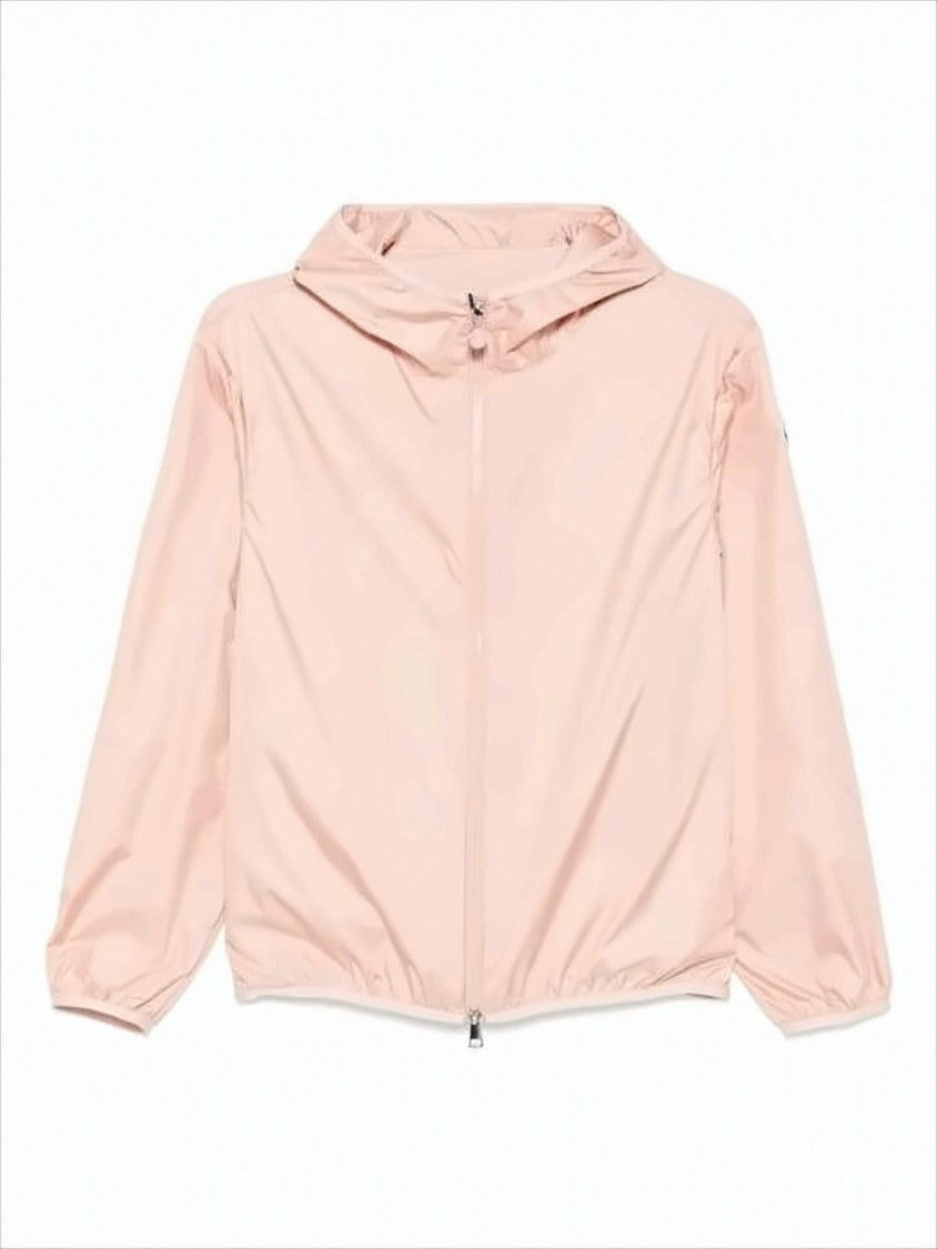 Lekka kurtka Moncler w pastelowym różu, zapinana z przodu na zamek błyskawiczny