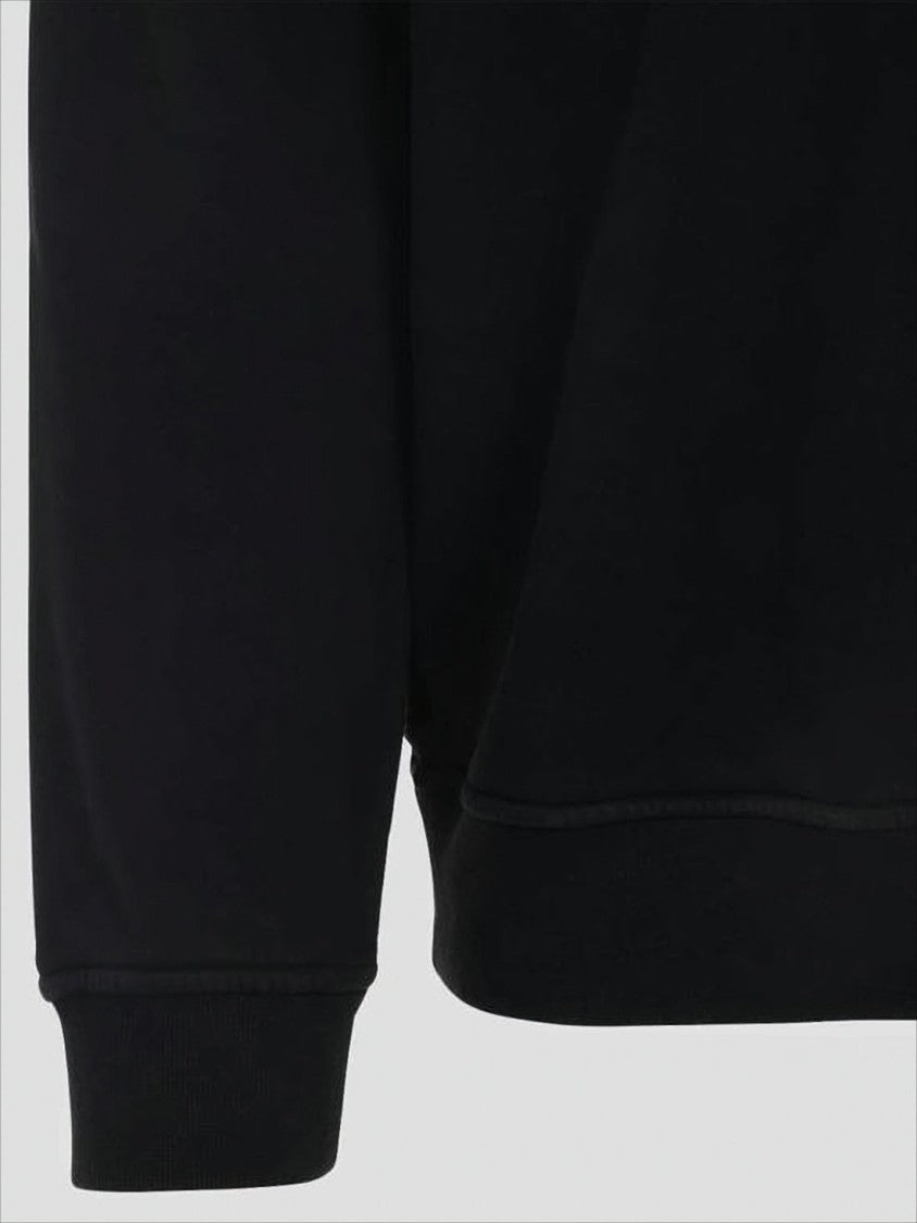 Long-Sleeve Black Sweatshirt with Ribbed Cuffs and Subtle Patch Detail