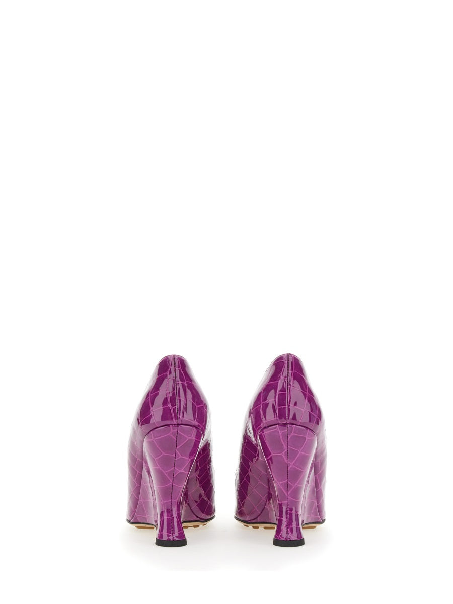 Pointed Decollete Pumps with Crocodile-Embossed Detail
