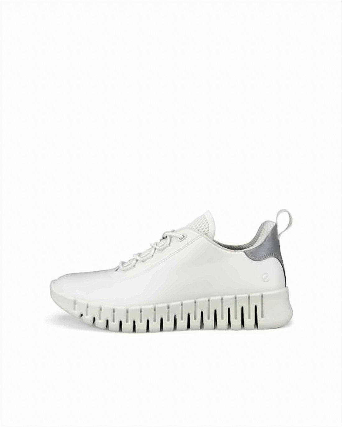 Minimalist White Sneakers with Smooth Leather Upper