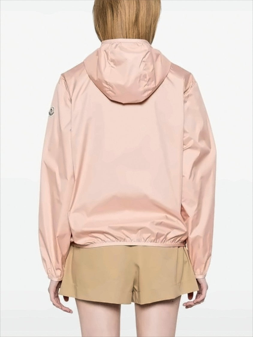 Lekka kurtka Moncler w pastelowym różu, zapinana z przodu na zamek błyskawiczny