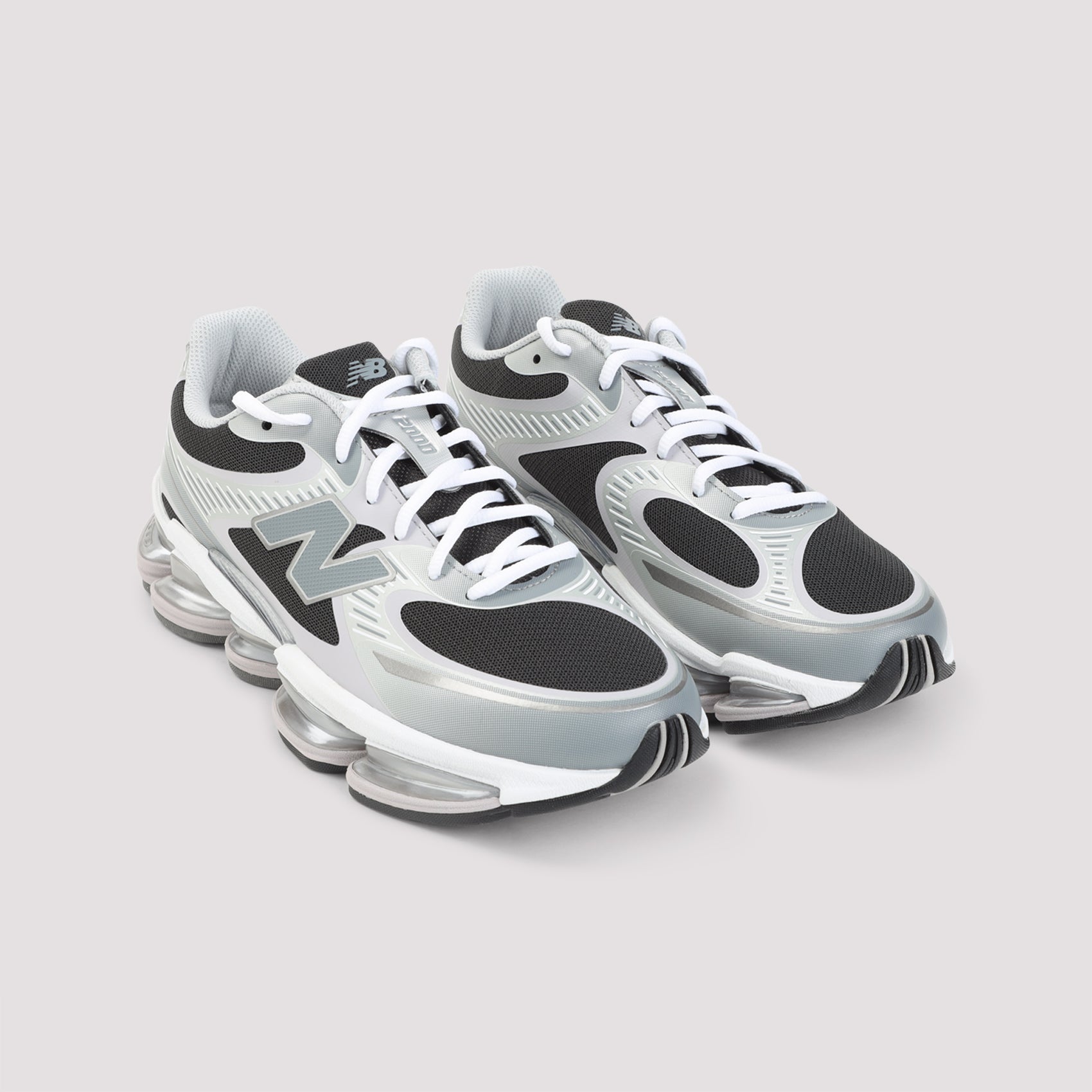 Sneakersy z metalicznym wykończeniem
