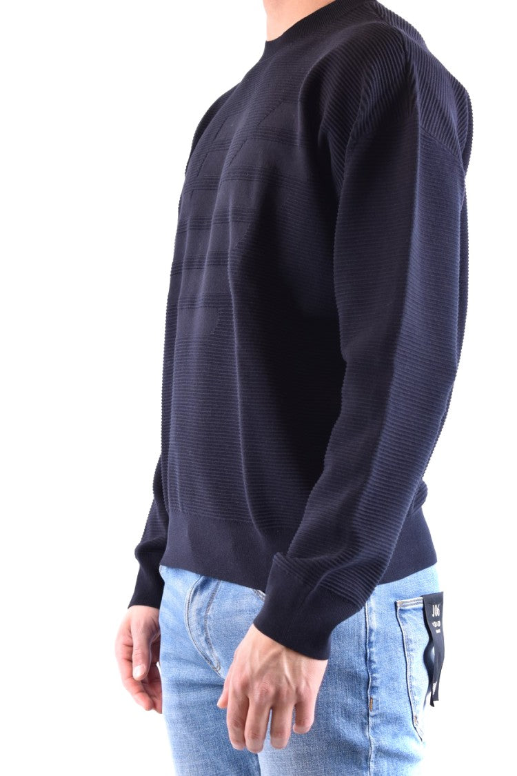 Sweter z prążkowanej dzianiny z tłoczonym logo