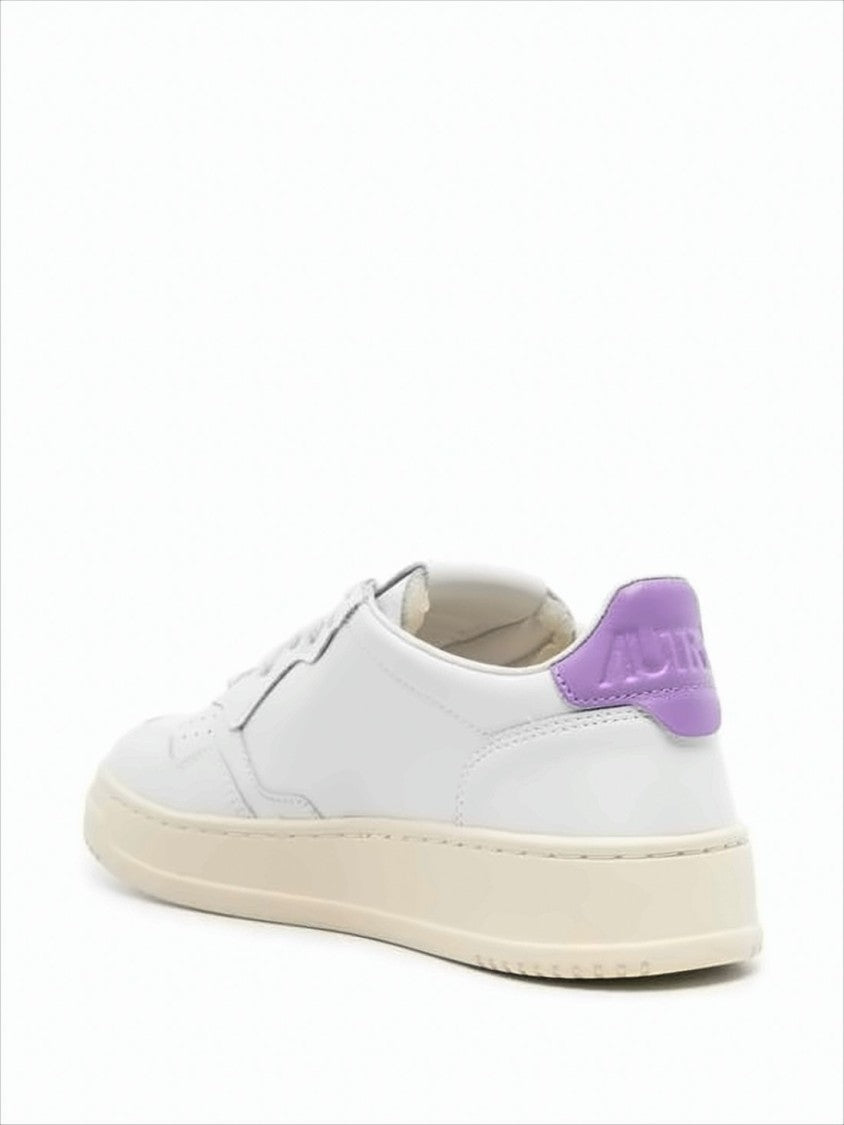 Low-Top Sneakers with Smooth Leather Upper and Vintage Appeal