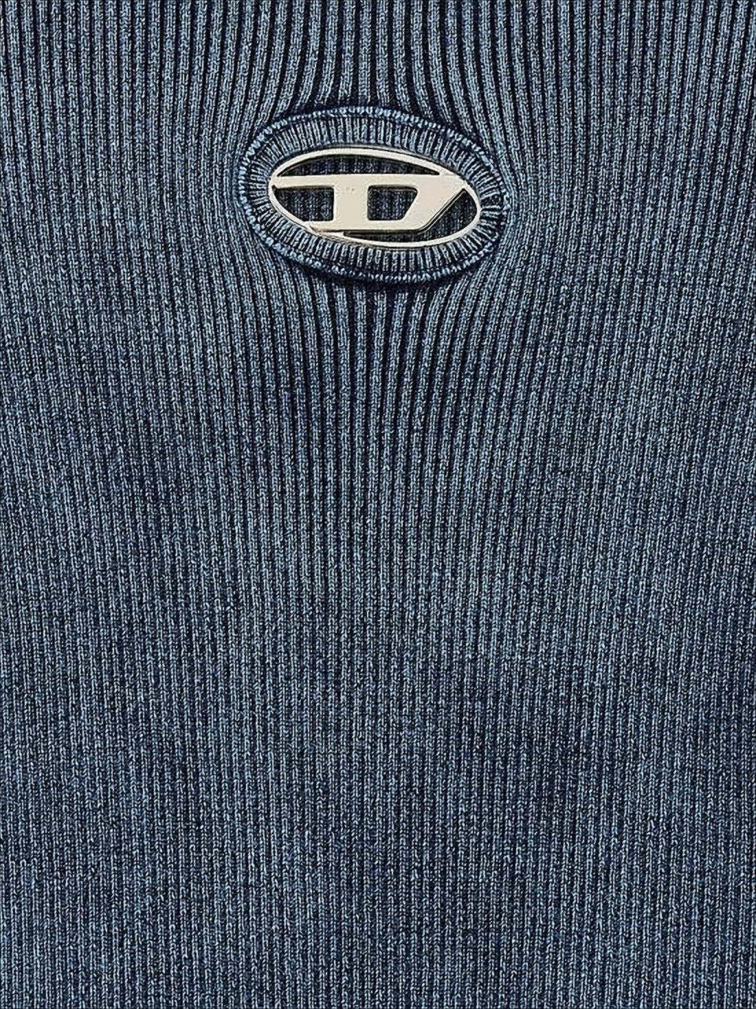 Sweter z dzianiny prążkowanej z owalnym wycięciem