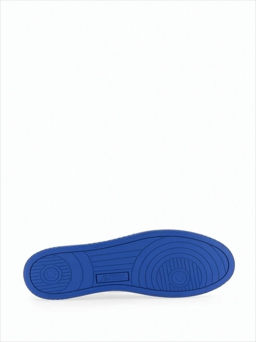 Classic Low-Top Sneakers with Vibrant Blue Overlays