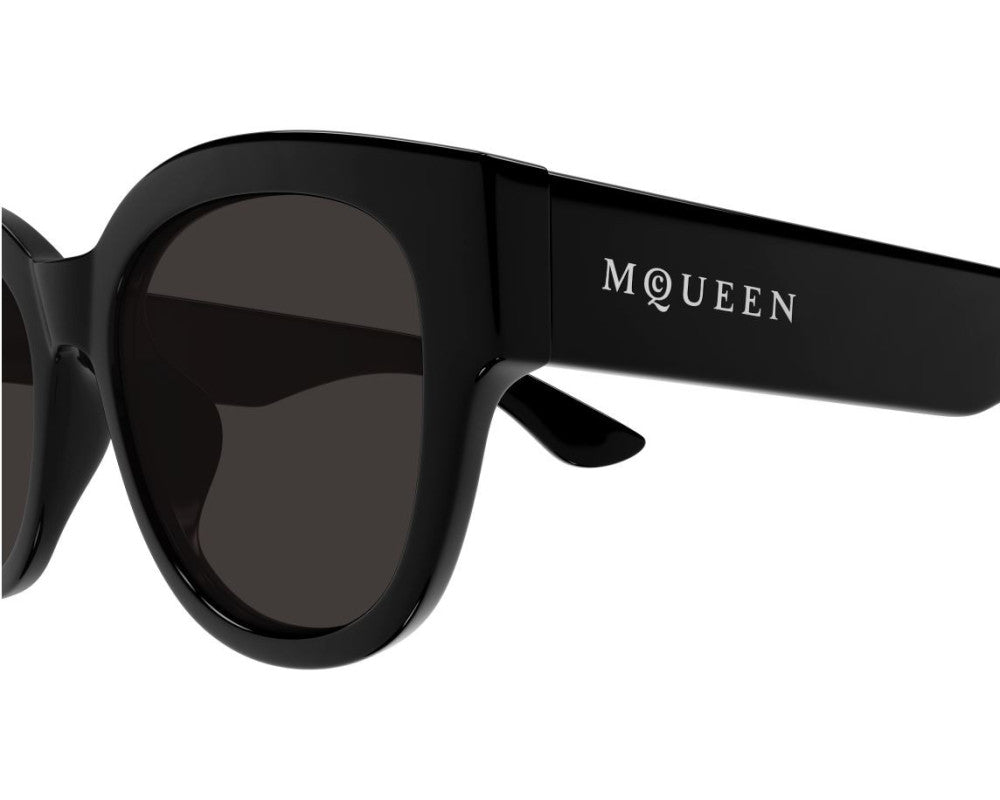 Oversized Black Cat-Eye Sunglasses with Distinctive Frame
